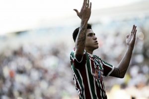 Pedro comemora com a torcida do Fluminense um de seus gols com a camisa do clube